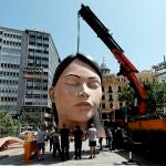 La cabeza de "la meditadora", la falla municipal de 2020, ha llegado a la plaza del Ayuntamiento de València, donde volverá a ser plantada este año y, esta vez sí, sucumbirá a las llamas el próximo 5 de septiembre.
