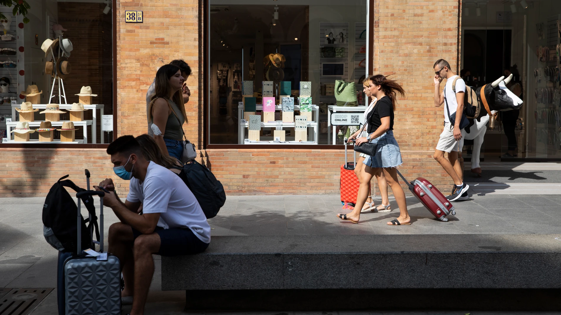 Turistas con equipaje caminan por el centro de Sevilla. María José López / Europa Press
