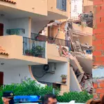 El edificio de tres plantas que se ha derrumbado en una urbanización de Peñíscola (Castellón) y ha dejado por el momento una persona fallecida, una herida y una desaparecida, tenía 30 años de antigüedad y colapsó &quot;bastante rápido&quot;, como si fuera &quot;un dominó&quot;