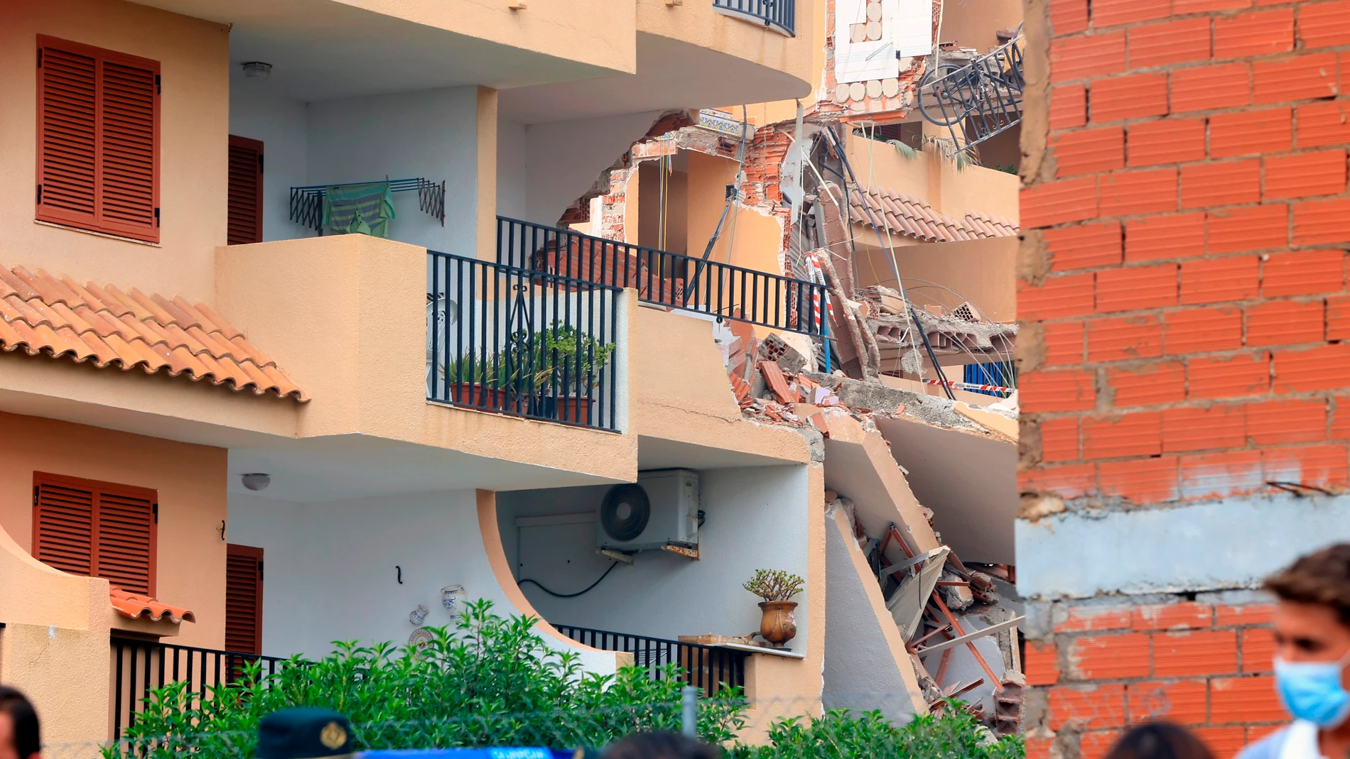 El edificio de tres plantas que se ha derrumbado en una urbanización de Peñíscola (Castellón) y ha dejado por el momento una persona fallecida, una herida y una desaparecida, tenía 30 años de antigüedad y colapsó "bastante rápido", como si fuera "un dominó"