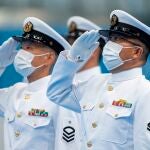 Tokyo (Japan), 26/08/2021.- Members of the Japan Self-Defense Forces salute as national flags are raised during a medal ceremony at the Tokyo Aquatics Centre during the Tokyo 2020 Paralympic Games, Japan, 26 August 2021. (Japón, Tokio) EFE/EPA/Bob Martin for OIS HANDOUT HANDOUT EDITORIAL USE ONLY/NO SALES