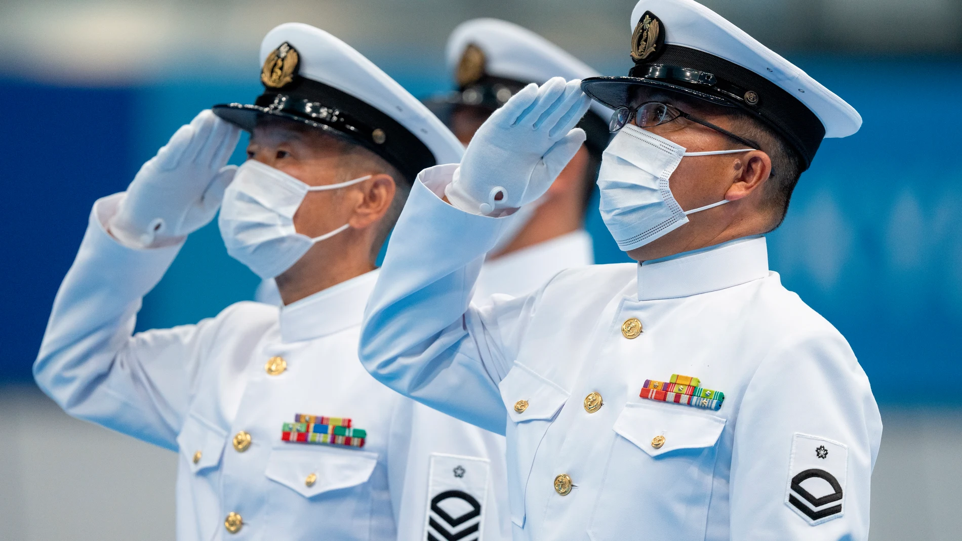 Tokyo (Japan), 26/08/2021.- Members of the Japan Self-Defense Forces salute as national flags are raised during a medal ceremony at the Tokyo Aquatics Centre during the Tokyo 2020 Paralympic Games, Japan, 26 August 2021. (Japón, Tokio) EFE/EPA/Bob Martin for OIS HANDOUT HANDOUT EDITORIAL USE ONLY/NO SALES