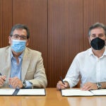 El presidente de la Fundación Cajasol, Antonio Pulido, y el presidente de Sebital, José Antonio Galiani, durante la firma del acuerdo