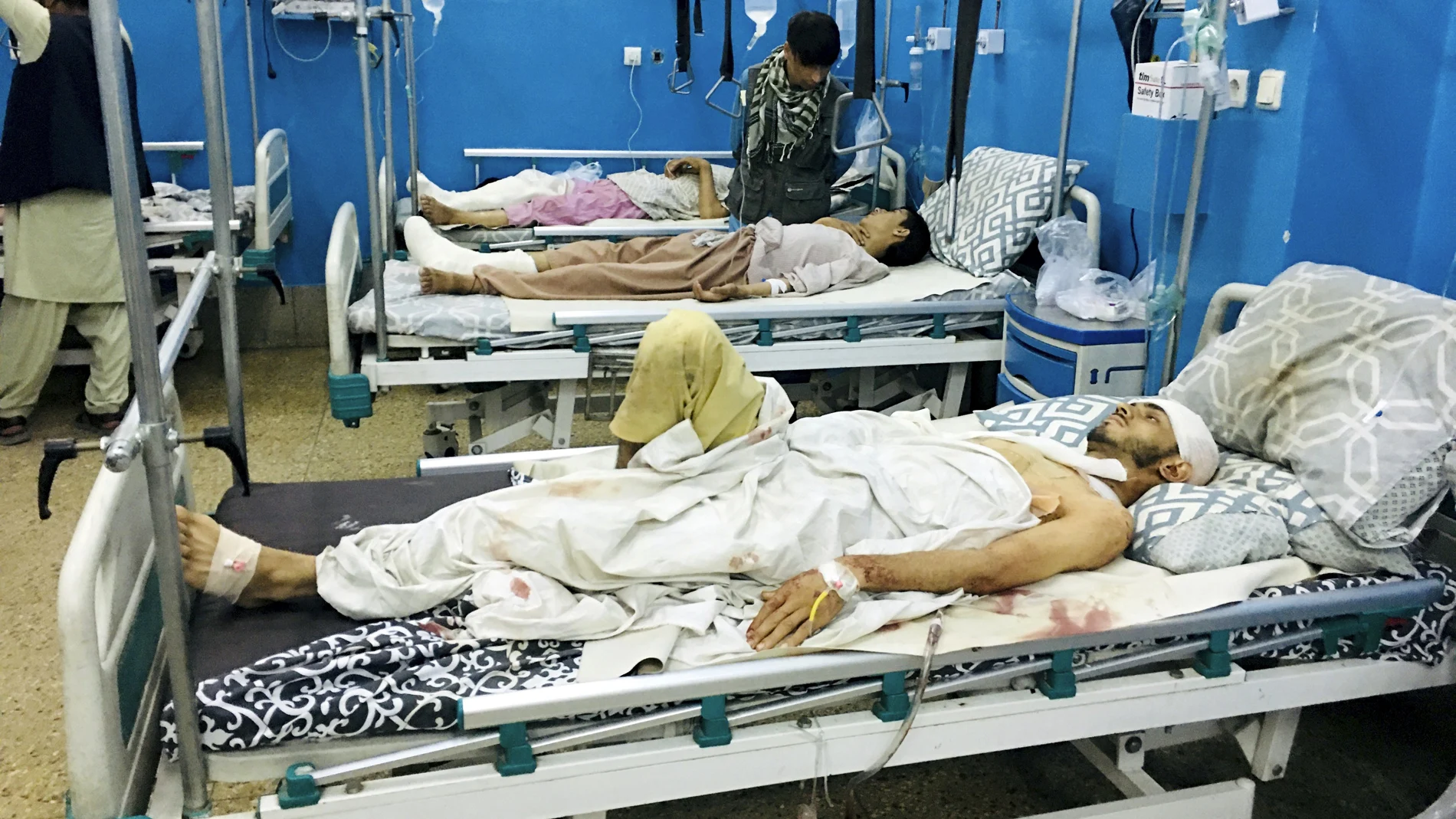 Heridos en el doble atentado de Kabul del jueves convalecen en un hospital