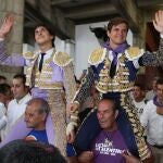 Los diestros Roca Rey y Julián López 'El Juli salen por la puerta grande de la plaza de toros de Palencia en 2018