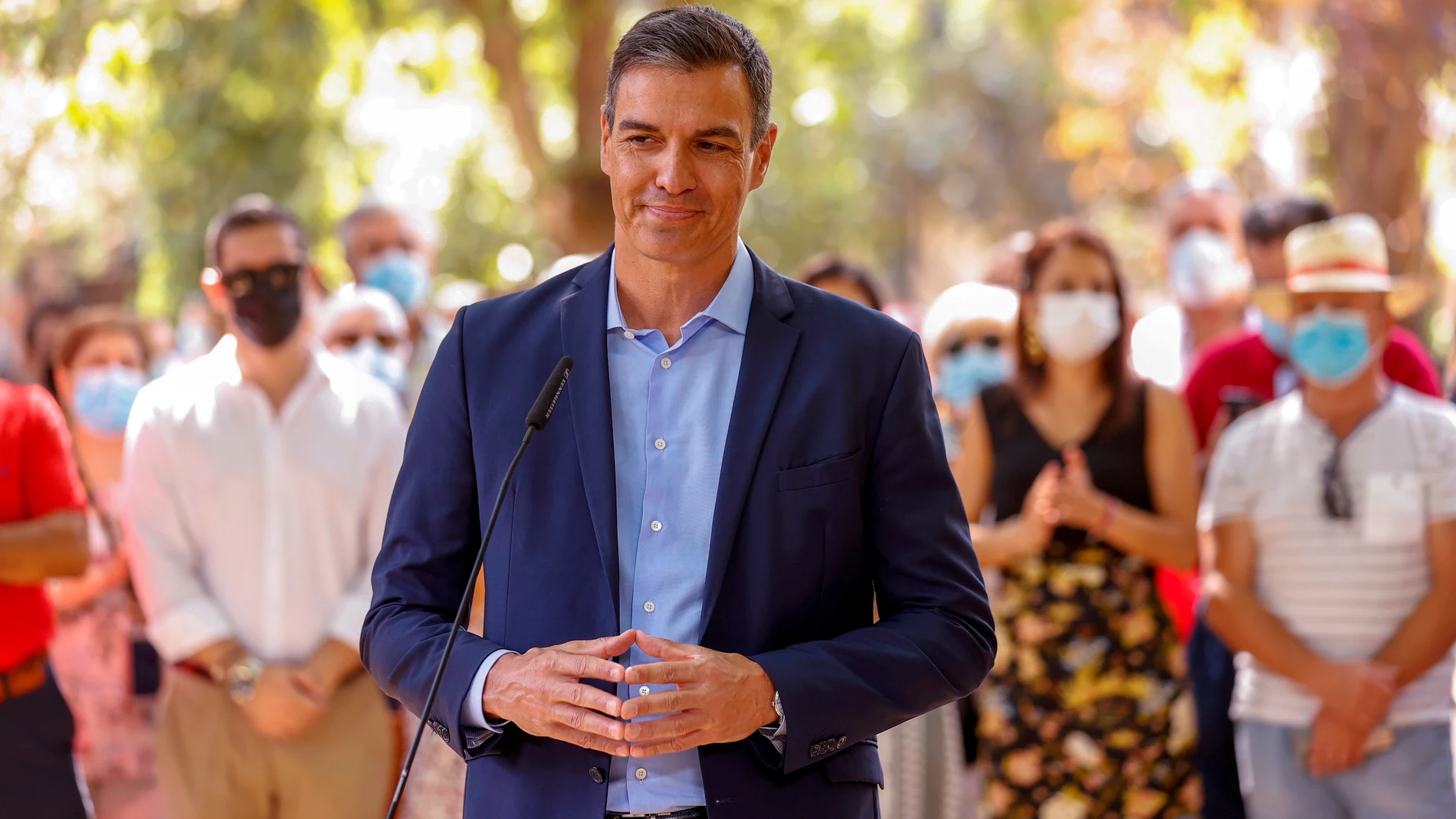 NAVALMORAL DE LA MATA (CÁCERES), 26/08/2021.- El presidente del Gobierno, Pedro Sánchez, durante su intervención tras visitar este jueves un hogar de mayores de la localidad cacereña de Navalmoral de la Mata. EFE/Chema Moya