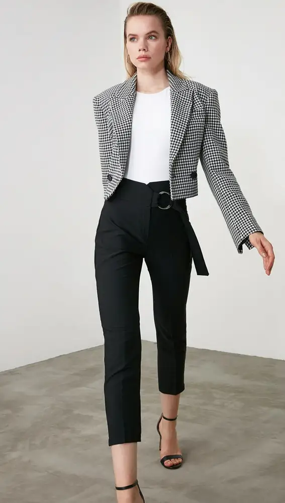 Pantalones capri en negro con hebilla y cintura alta, de Trendyol