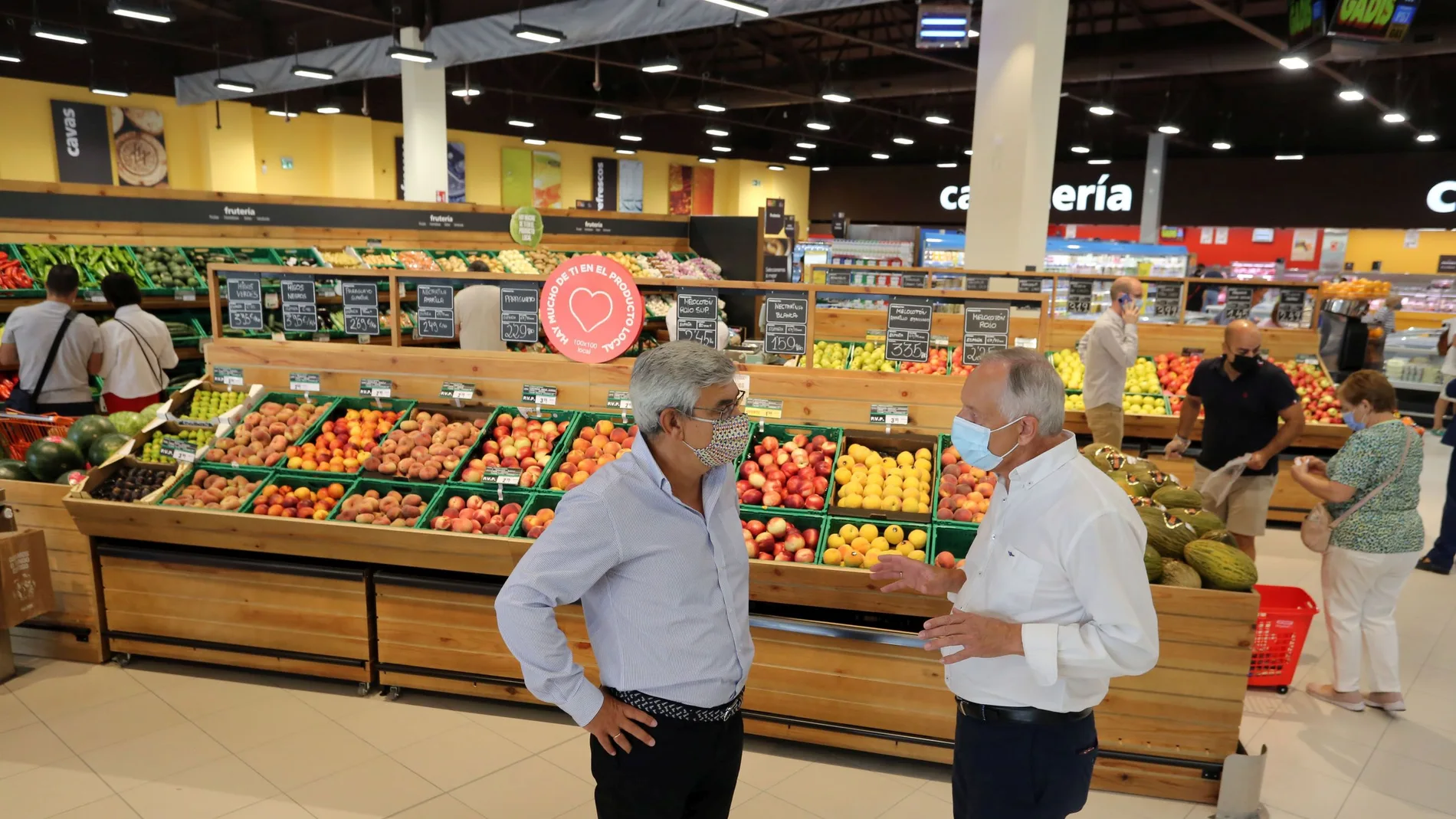 José Daniel Posadas, delegado de Gadisa en Castilla y León y José Luis Fernández Astray, director de Comunicación de la distribuidora, asisten a la inauguración de su supermercado más grande de Valladolid