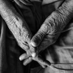 Foto que muestra las manos de una persona anciana