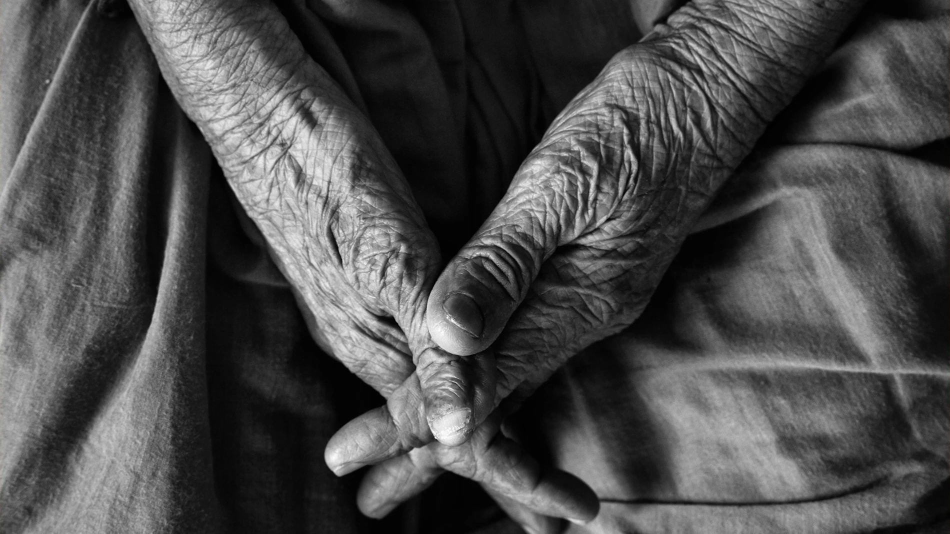 Foto que muestra las manos de una persona anciana