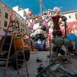 Los artistas falleros siguen ultimando la "plantà" de los monumentos repartidos por toda València