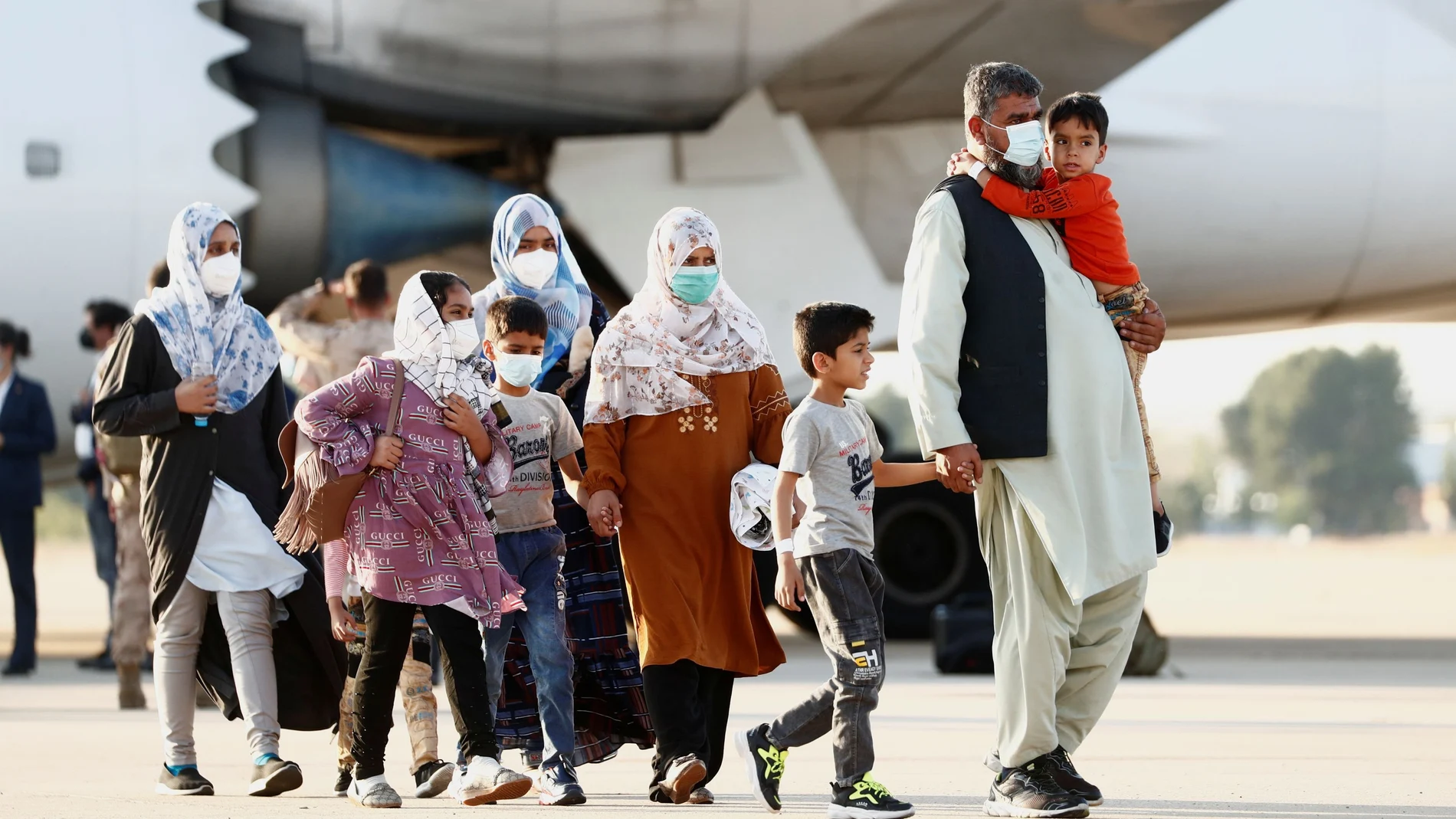 Familias enteras llegan a la base de Torrejón de Ardoz procedentes de Kabul