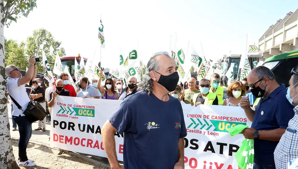 Una caravana de tractores y turismos participa en una concentración de UCCL en Valladolid 'Por una PAC para los profesionales"