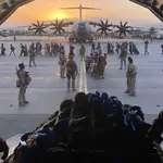 Colaboradores afganos y sus familias embarcan en el avión militar español en Kabul