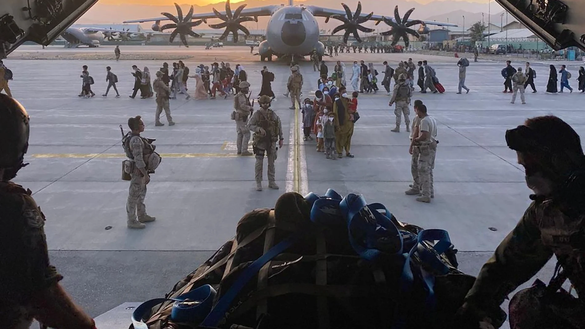 Colaboradores afganos y sus familias embarcan en el avión militar español en Kabul