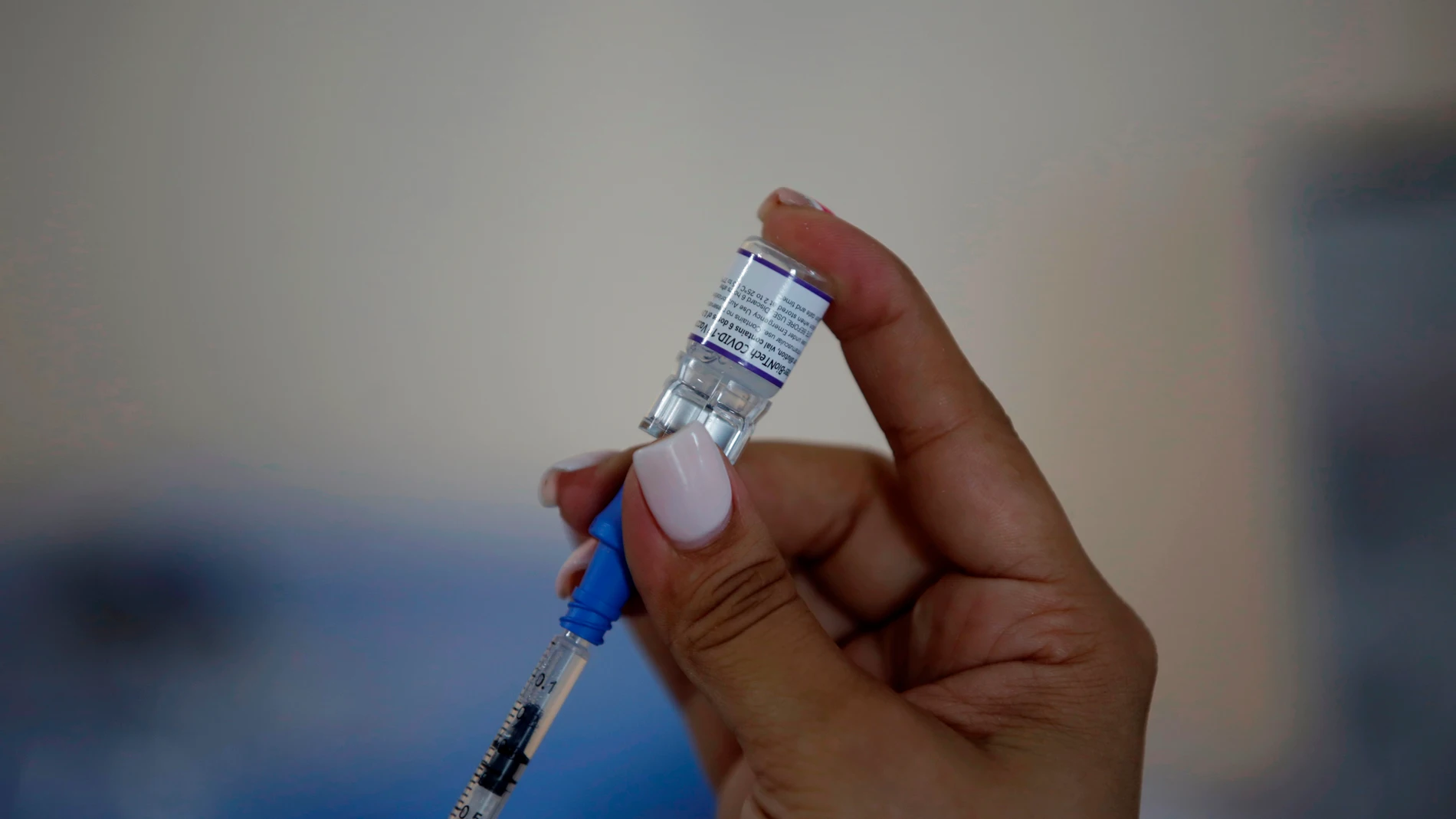 Una enfermera prepara una dosis de la vacuna Pfizer contra el coronavirus