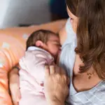 Una mujer da el pecho a su hija recién nacida en el Hospital de Cruces, en Vizcaya