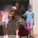 Enkelejda Sulaj, de 37 años, logró reencontrarse el jueves con sus hijos de 10 y 11 años en los juzgados de Caldas de Rainha (Portugal)