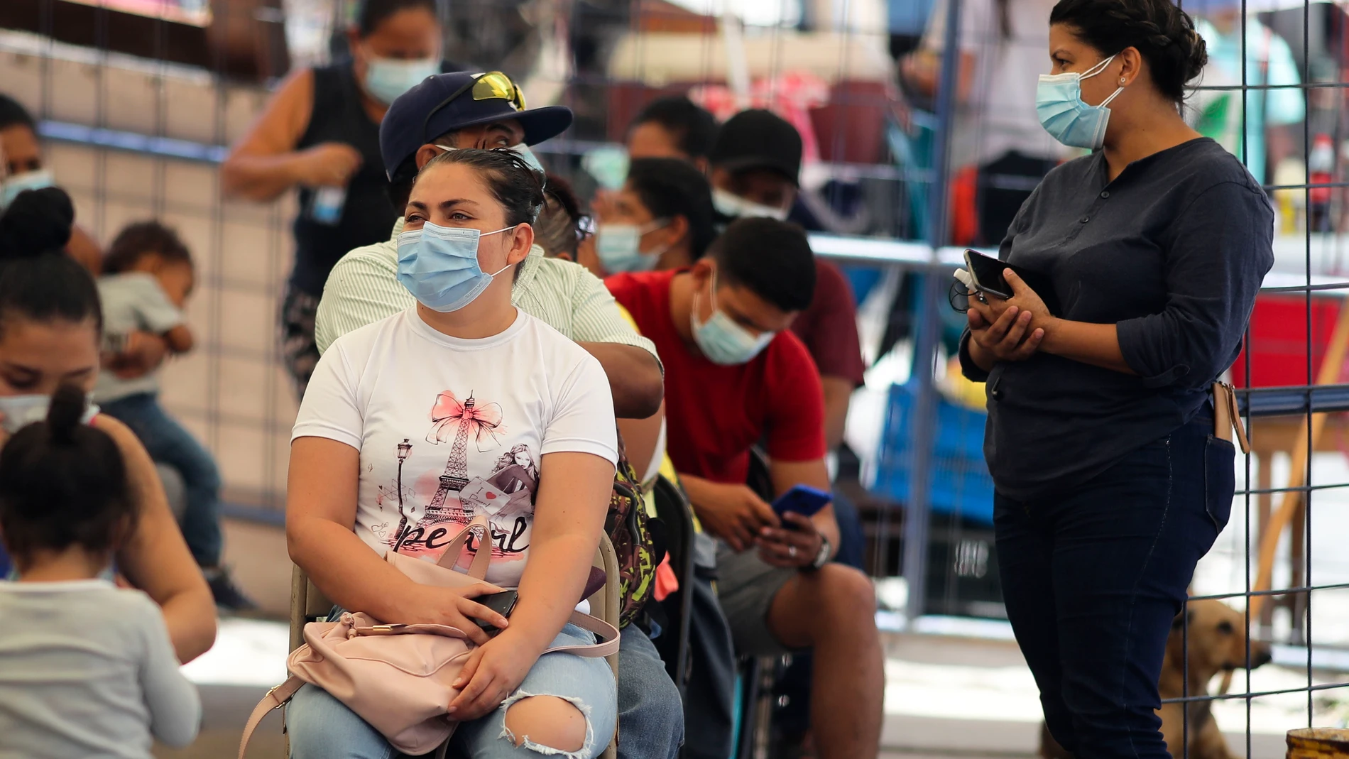 TEG01. TEGUCIGALPA (HONDURAS), 27/08/2021.- Ciudadanos esperan para realizarse una prueba de detección de coronavirus, el 25 de agosto de 2021, en un Centro de Triaje y Estabilizacion de Tegucigalpa (Honduras). Con el 97 % de ocupación hospitalaria a causa de la covid-19, Guatemala es actualmente el país más afectado por la pandemia en Centroamérica, donde el proceso de vacunación avanza a dos tiempos con El Salvador, Panamá y Costa Rica a la cabeza. EFE/ Gustavo Amador