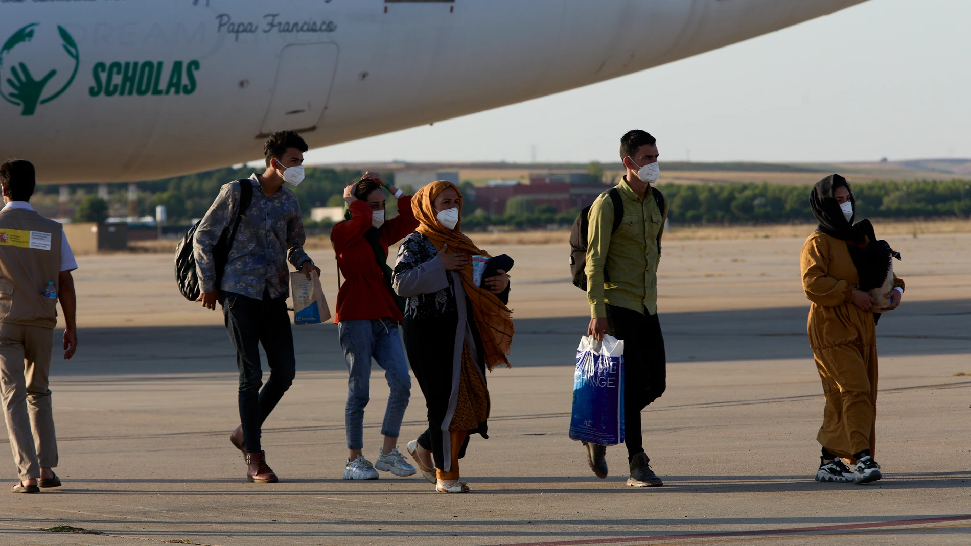Afganos refugiados a su llegada a la Base Aérea de Torrejón el pasado viernes