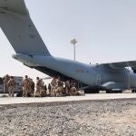 Varios militares a su llegada al aeropuerto de Dubái desde Kabul, después de concluir su misión de evacuación de personas de Afganistán.