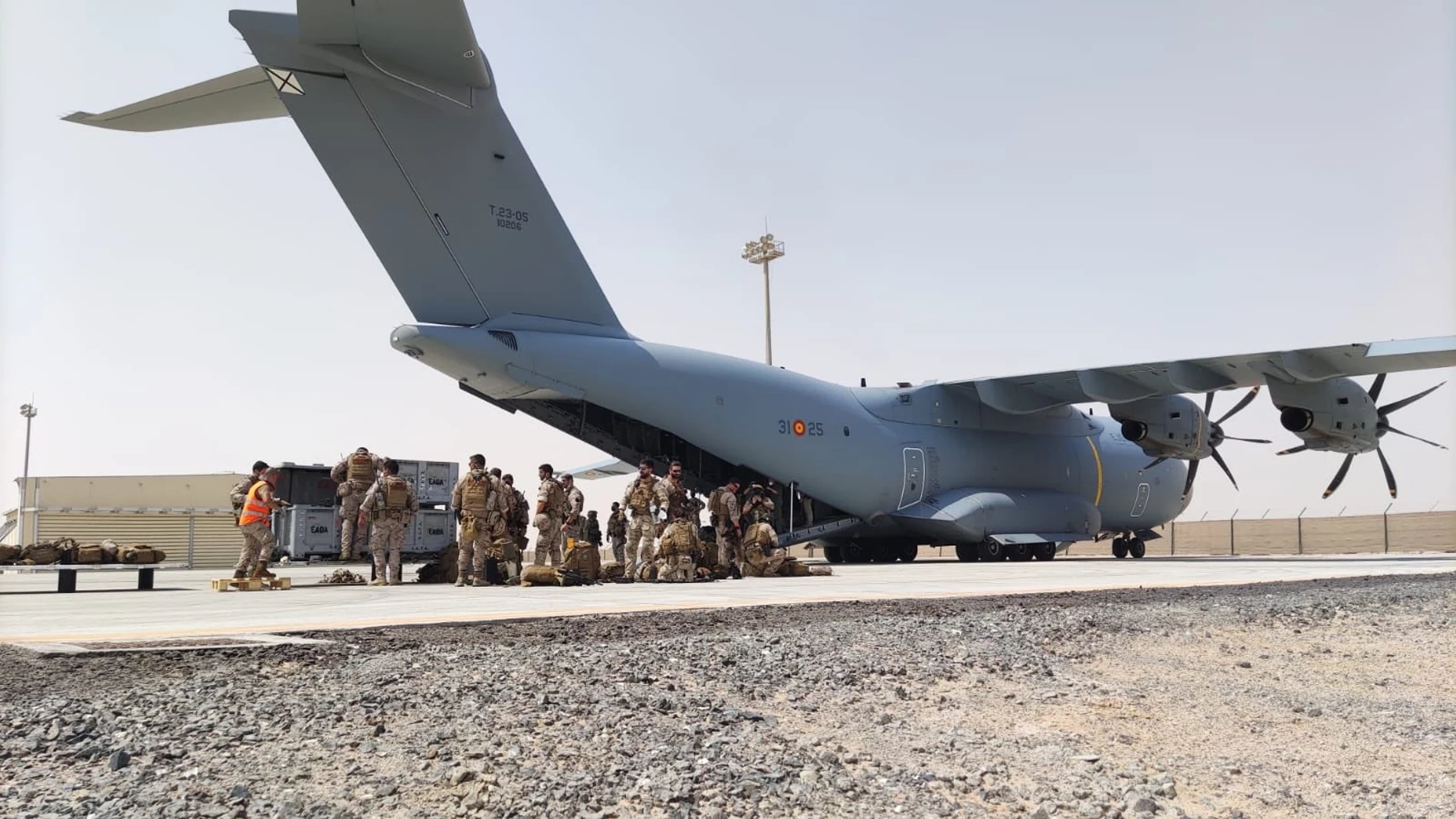 Varios militares a su llegada al aeropuerto de Dubái desde Kabul, después de concluir su misión de evacuación de personas de Afganistán.