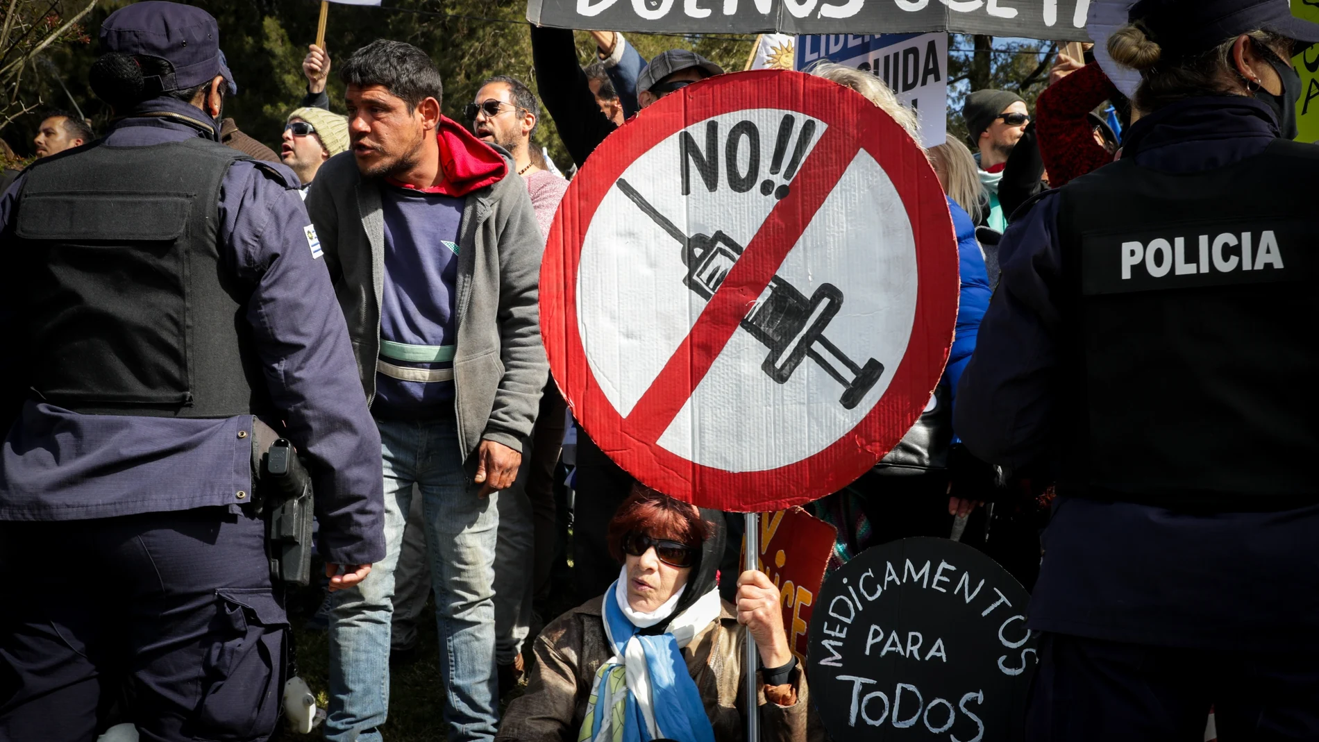 Varias personas protestan contra la vacunación frente a la covid-19 en Florida (Uruguay)