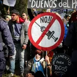 Varias personas protestan contra la vacunación frente a la covid-19 en Florida (Uruguay)