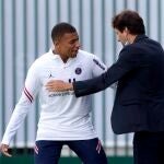 El abrazo de Leonardo a Mbappé en la ciudad deportiva del PSG
