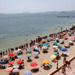 Miles de murcianos se han dado cita este mediodía en las orillas del Mar Menor, formando una cadena humana y guardando luto a la laguna salada