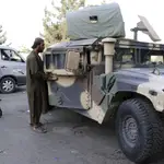  Desde helicópteros Black Hawk hasta vehículos Humvee: el peligroso armamento de EE UU incautado por los talibanes