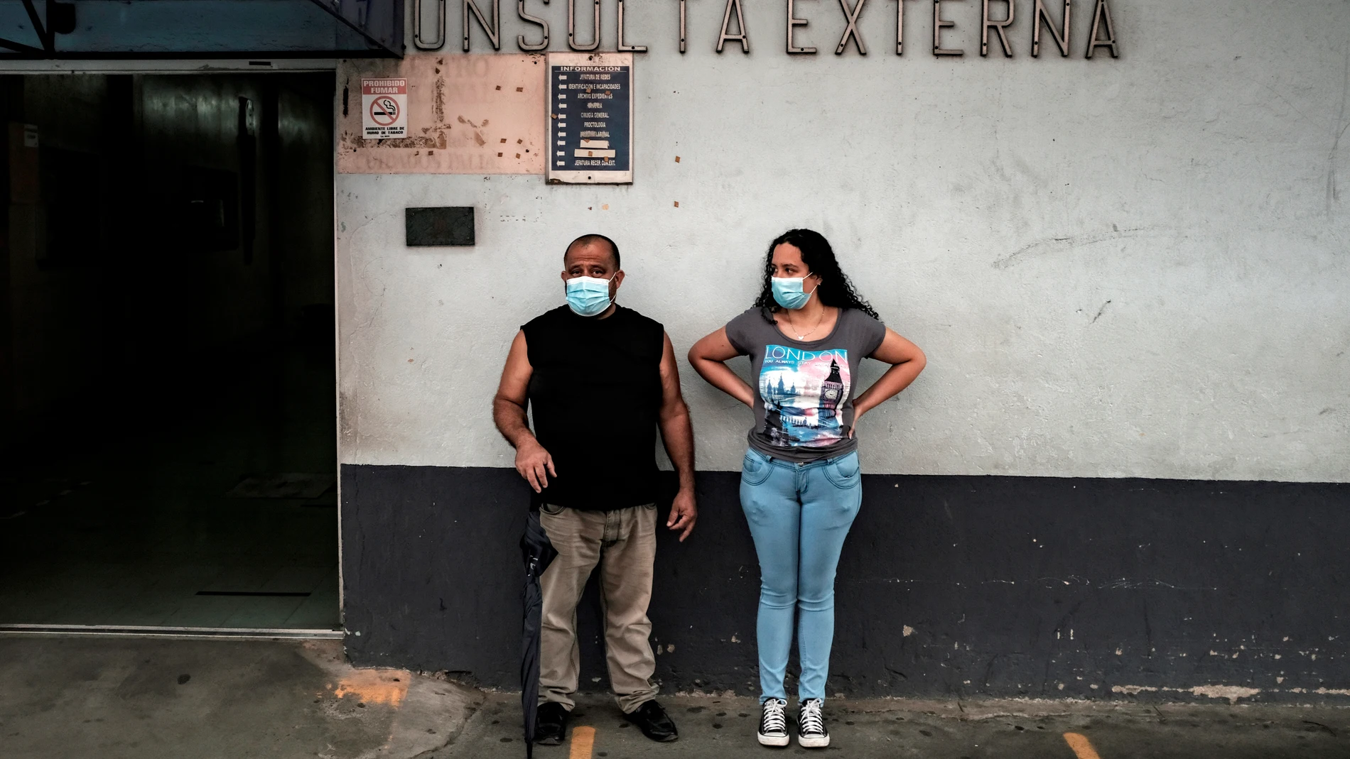 -FOTODELDÍA- SJS01. SAN JOSÉ (COSTA RICA), 27/08/2021.- Una pareja espera a la entrada de un hospital, el 25 de agosto de 2021, en San José (Costa Rica). Con el 97 % de ocupación hospitalaria a causa de la covid-19, Guatemala es actualmente el país más afectado por la pandemia en Centroamérica, donde el proceso de vacunación avanza a dos tiempos con El Salvador, Panamá y Costa Rica a la cabeza. EFE/ Jeffrey Arguedas