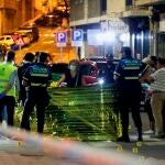 Agentes de diversos cuerpos de Policía investigan la muerte de un hombre tras recibir una varios disparos en la calle Isaac Peral de Salamanca