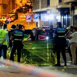 Agentes de diversos cuerpos de Policía investigan la muerte de un hombre tras recibir una varios disparos en la calle Isaac Peral de Salamanca
