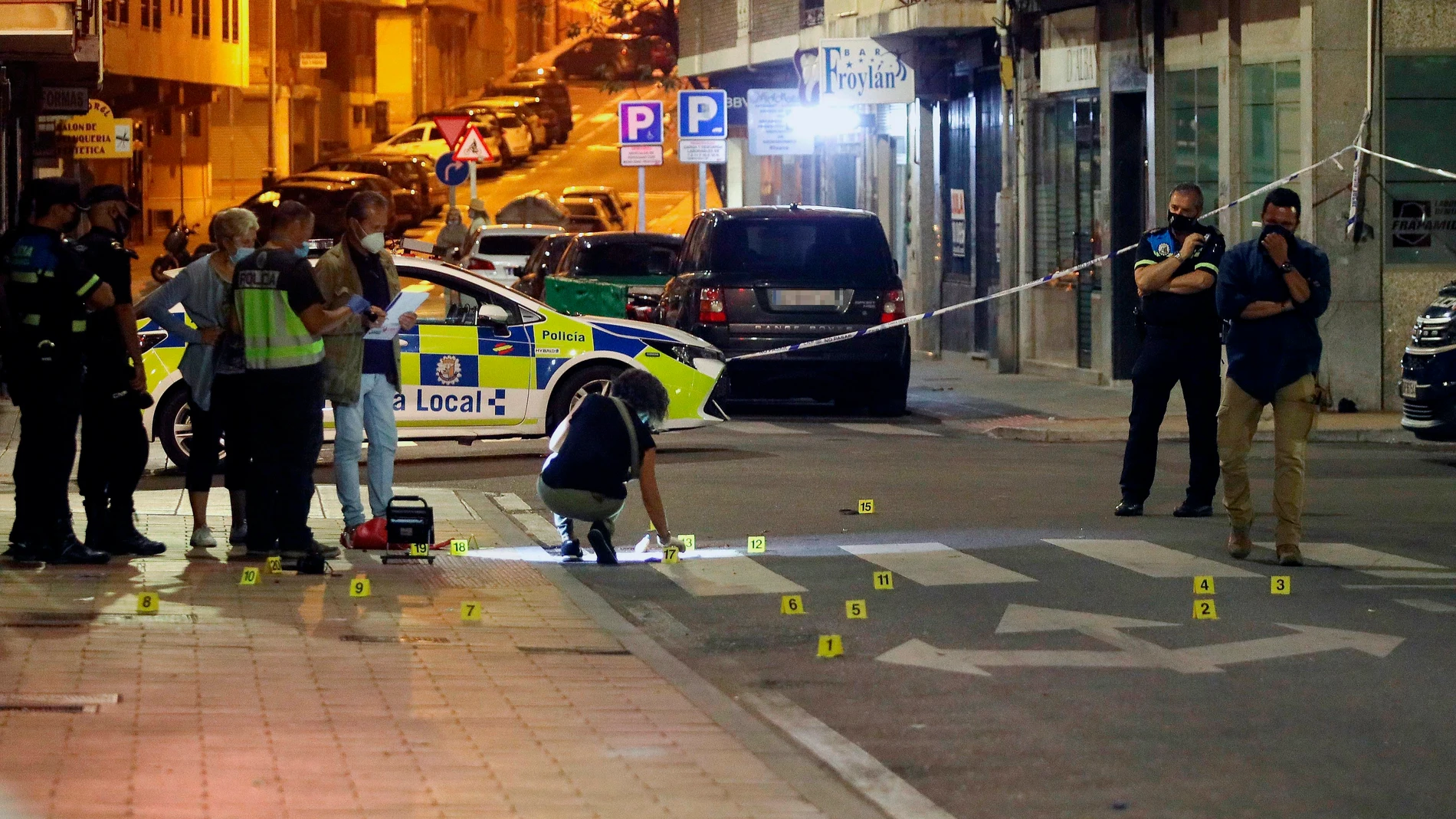 Agentes de diversos cuerpos de Policía investigan la muerte de un hombre tras recibir una varios disparos en la calle Isaac Peral de Salamanca, el tiroteo se produjo sobre las 3:00 de la madrugada, hora en la que varias llamadas de vecinos del barrio salmantino alertaron de que se habían producido disparos en la plaza del parque de Garrido. EFE/J.M.GARCIA