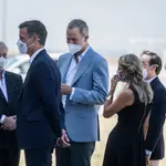 El rey Felipe VI ha visitado esta mañana, junto al presidente del Gobierno, Pedro Sánchez, el dispositivo temporal habilitado para la acogida y la atención de los refugiados afganos que se hallan en la base aérea de Torrejón de Ardoz