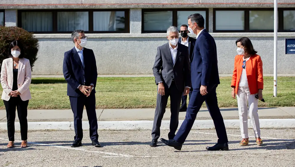 El Rey y el presidente del Gobierno visitan junto a Margarita Robles el dispositivo de Torrejón para recibir a repatriados de Afganistán