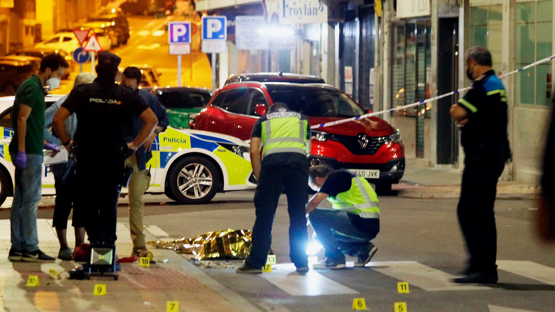 Agentes de diversos cuerpos de Policía investigan la muerte de un hombre tras recibir una varios disparos en la calle Isaac Peral de Salamanca, el tiroteo se produjo sobre las 3:00 de la madrugada, hora en la que varias llamadas de vecinos del barrio salmantino alertaron de que se habían producido disparos en la plaza del parque de Garrido. EFE/J.M.GARCIA