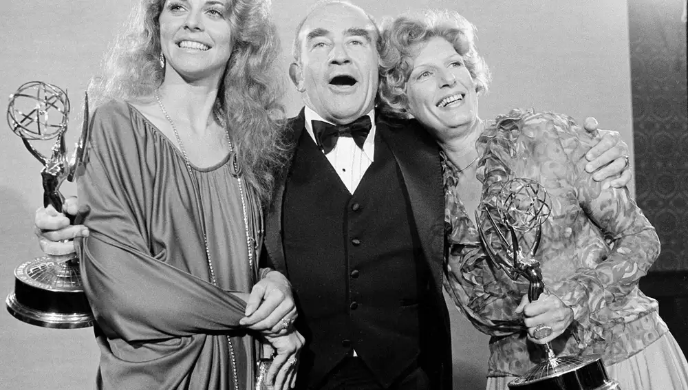 Ed Asner, recibiendo un Emmy por su papel en "Lou Grant"