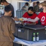 Voluntarios de la Cruz Roja estadounidense atienden a algunos de los niños afganos evacuados a la base naval de Rota