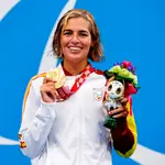 Michelle Alonso muestra su tercer oro olímpico en los 100 braza