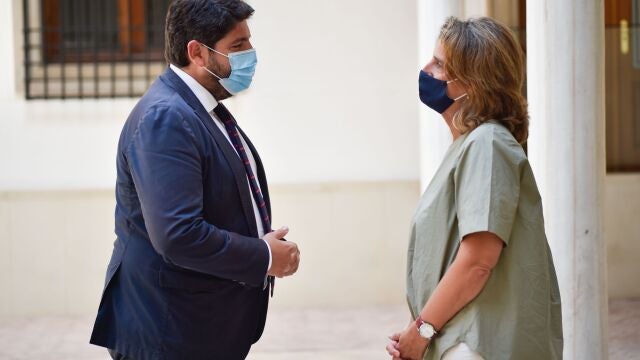 La vicepresidenta tercera y ministra de Transición Ecológica y Reto Demográfico, Teresa Ribera (d), y el presidente de la Región de Murcia, Fernando López Miras (i), en el Palacio de San Esteban