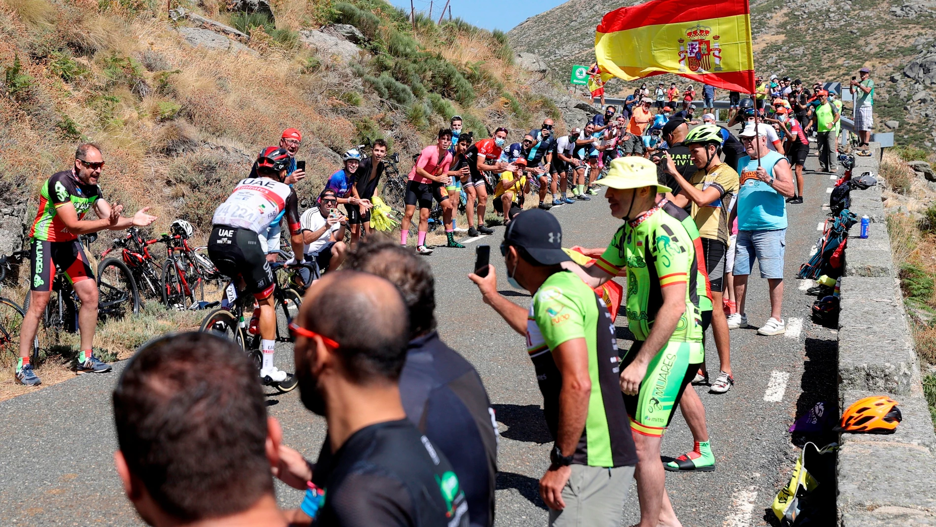 Aficionados animan el recorrido de La Vuelta Ciclista a España