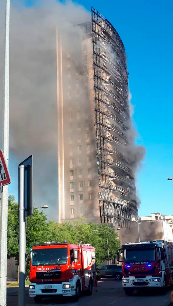 Fire practically destroyed a 15-storey building in Milan