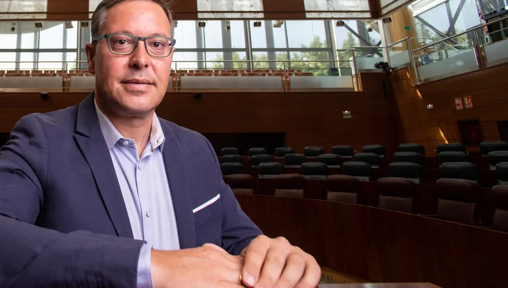 El líder del grupo popular en la Asamblea de Vallecas reconoce contactos con la bancada de Rocío Monasterio para las cuentas de 2022 y apoya que Ayuso asuma el mando del PP de Madrid: «Es el mejor activo que tenemos».