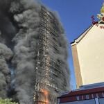Imagne del edificio en llamas en Milán.