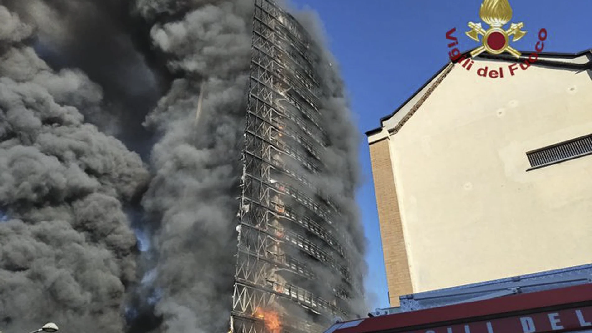 Imagne del edificio en llamas en Milán.