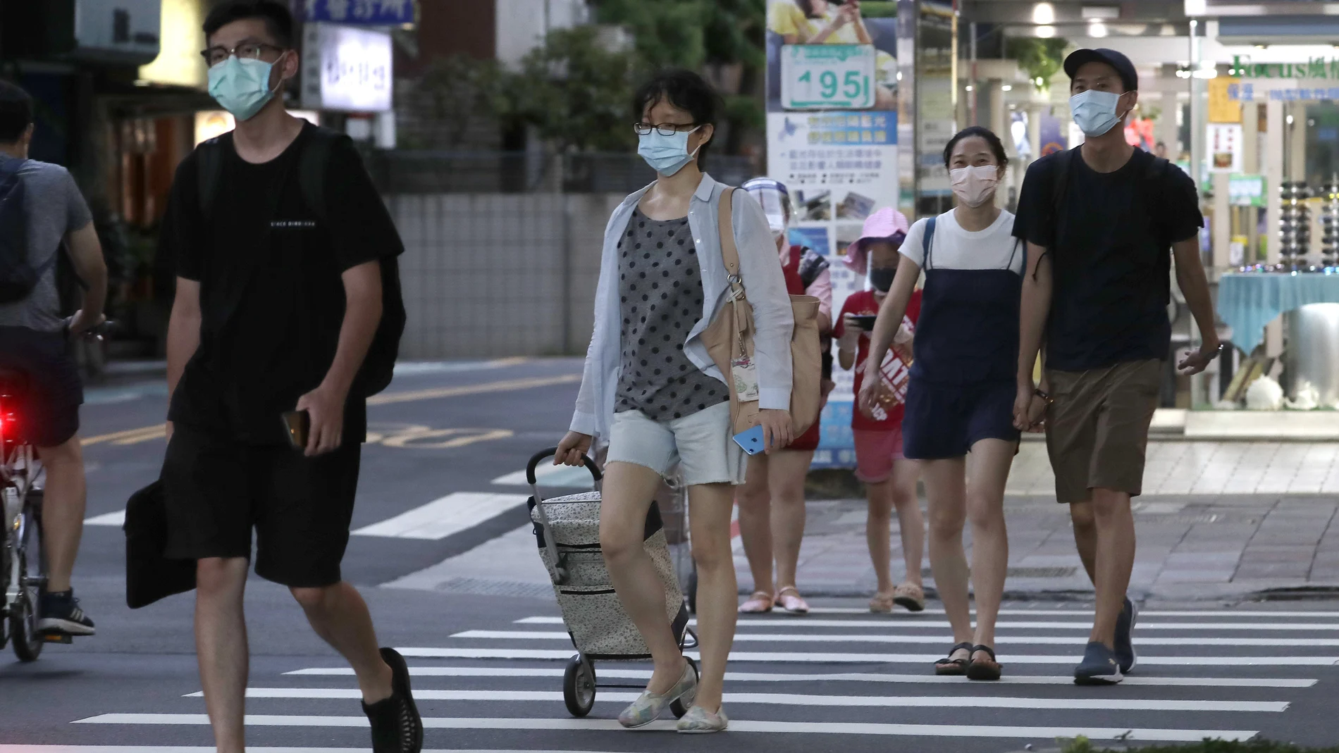 Imagen de este verano de personas con mascarillas protectoras en una calle de Taipei