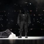 Kanye West, con pasamontañas, durante la última fiesta de escucha de "Donda", el disco que acaba de publicar