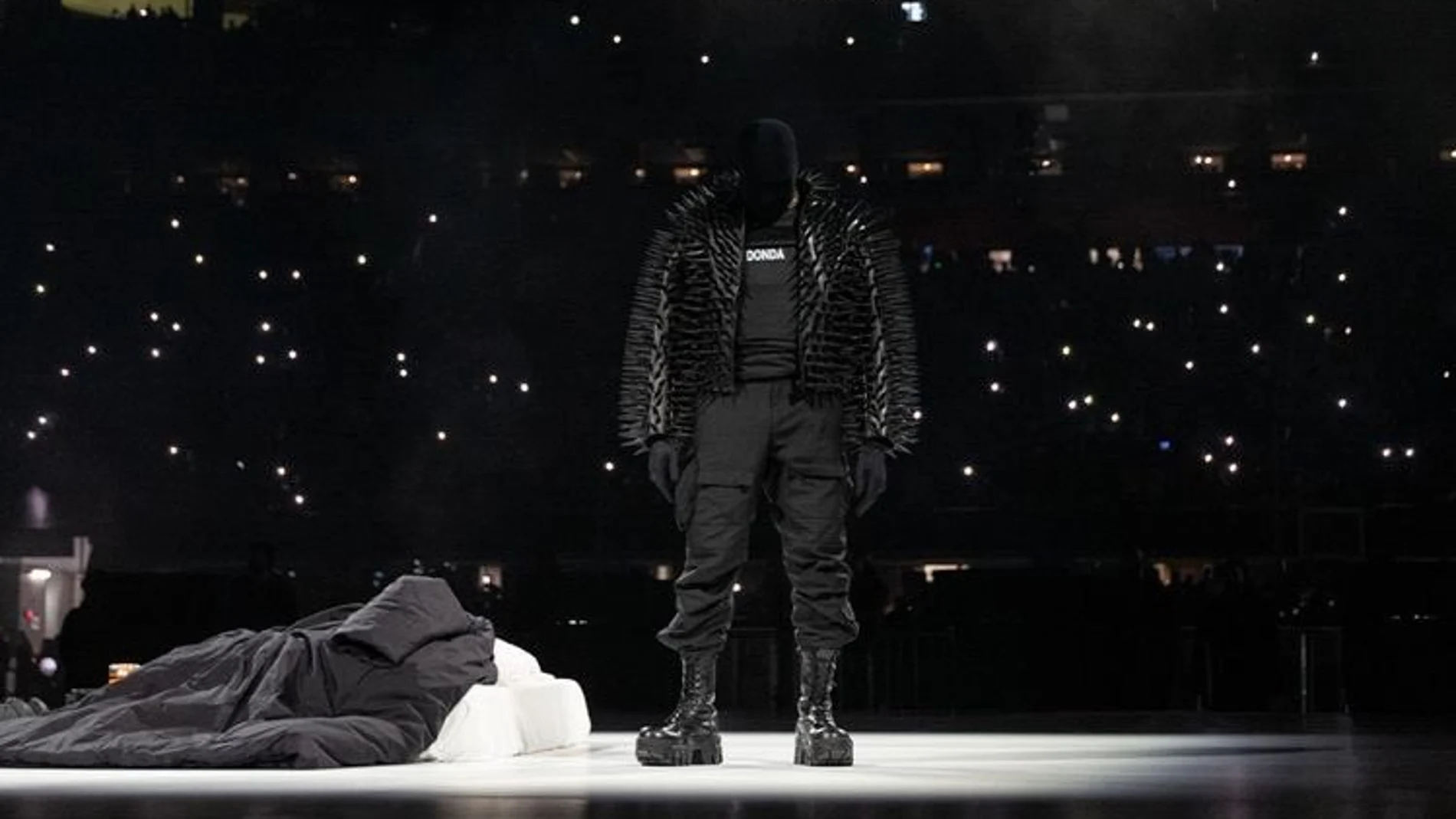 Kanye West, con pasamontañas, durante la última fiesta de escucha de "Donda", el disco que acaba de publicar